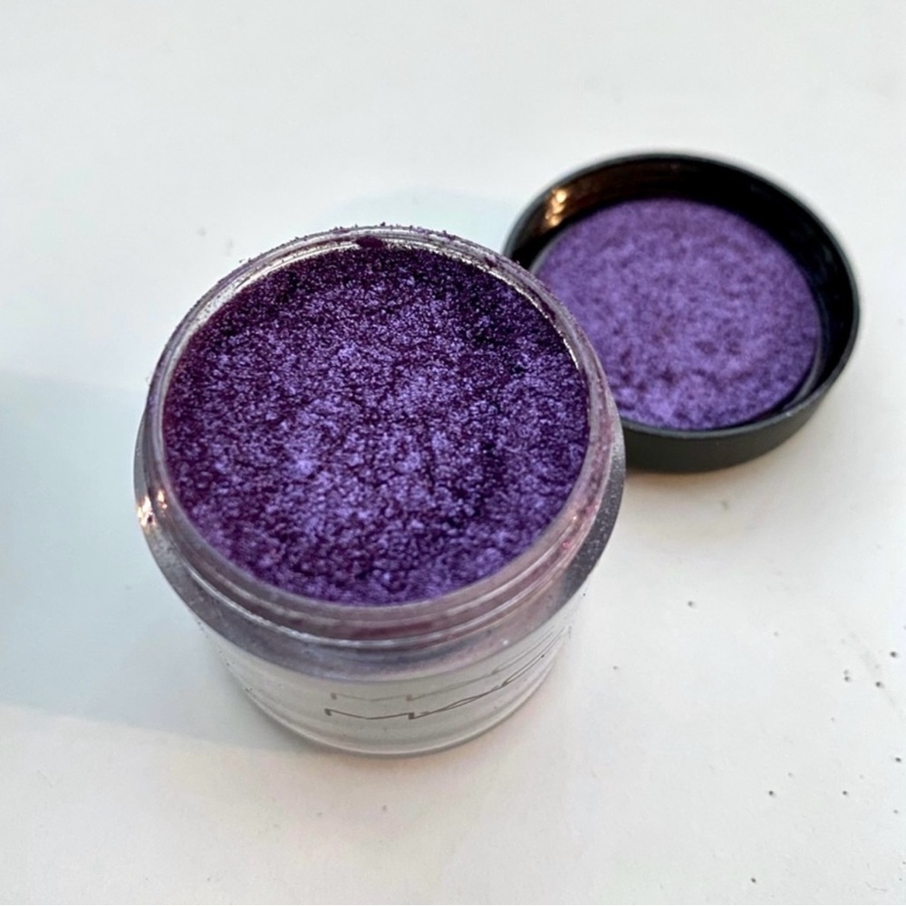 Mac Pigment Powder in Violet.